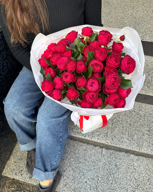 Букет із 15 кущових троянд Черрі Трендсетр