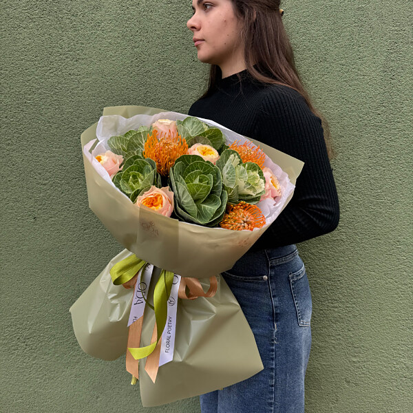 Букет квітів «Орфей» з брасікою, леукоспермумом та трояндою Пітерспарк — фото 3